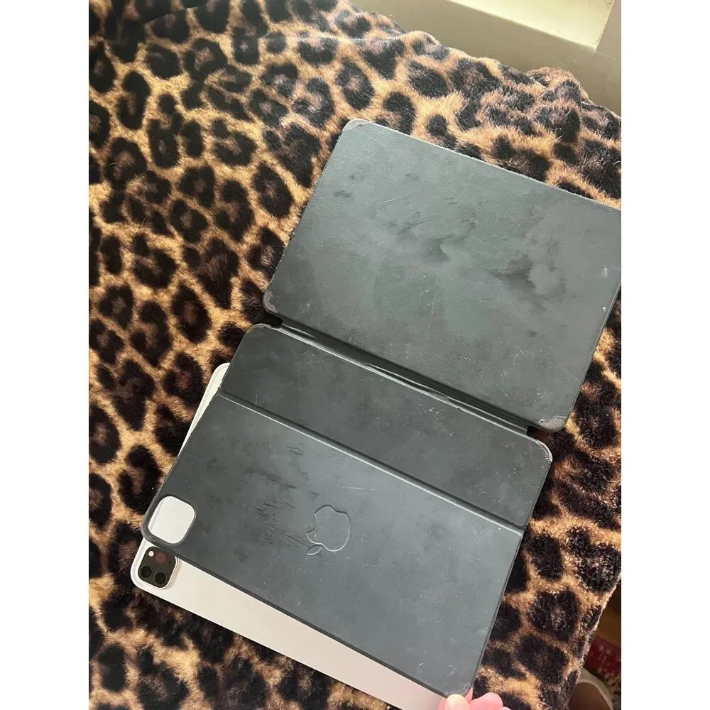 Apple iPadPro 11”(2nd Gen, 256GB, Wi-Fi)+Apple Pencil & Keyboard–Great Condition